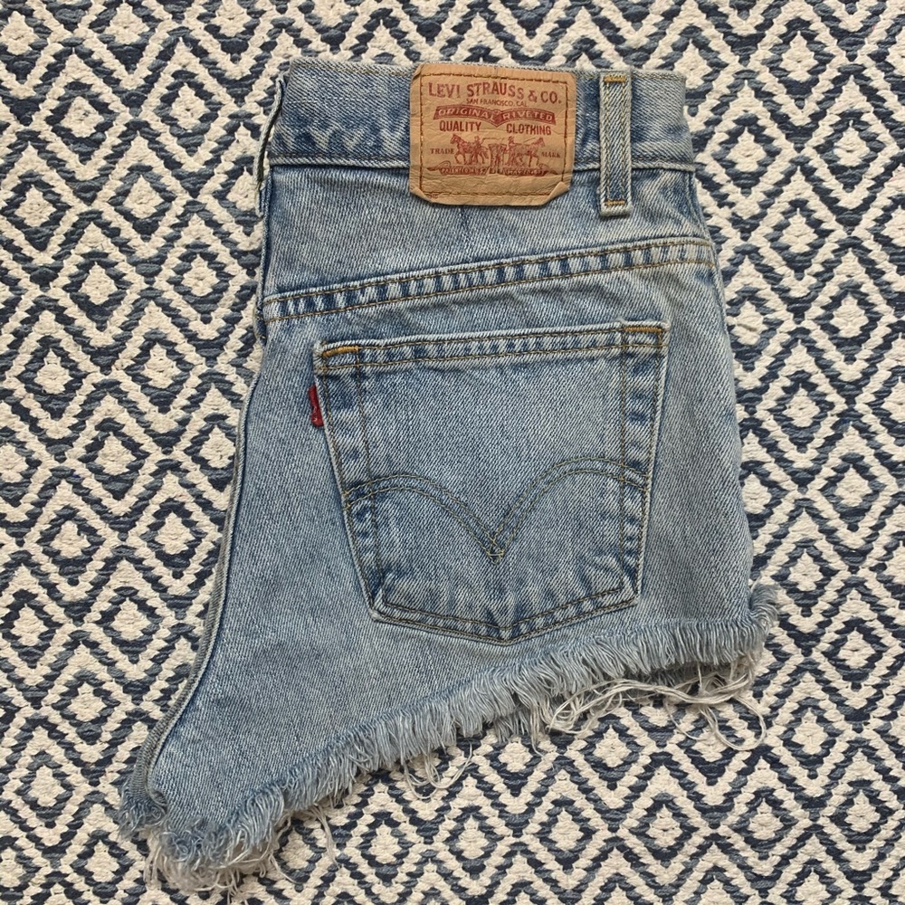 LEVI Cropped Shorts